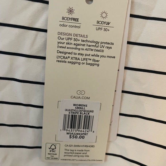 Keyhole Crop Rashgaurd - Picture 4 of 4